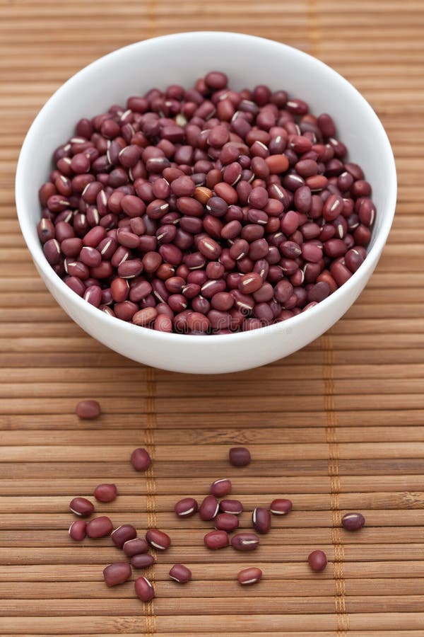 Feijões azuki numa tigela branca foto de stock