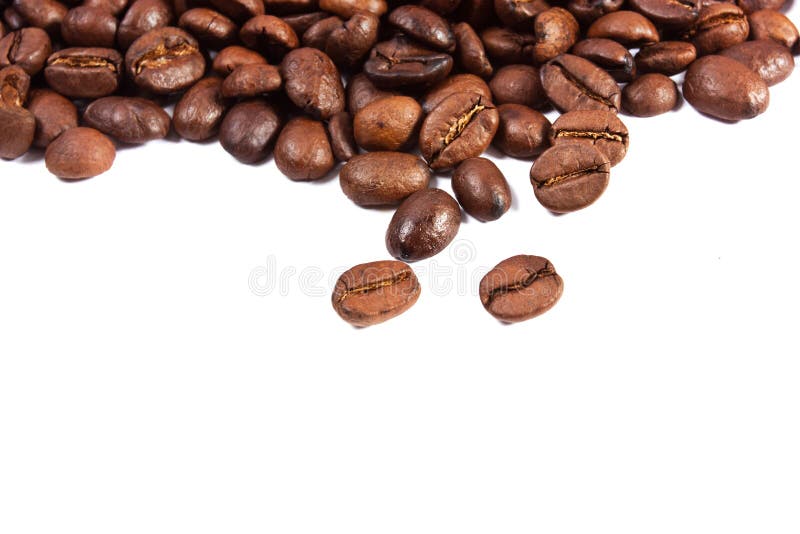 Feijões de café isolados no fundo branco foto de stock royalty free Feijões de café isolados no fundo branco foto de stock royalty free