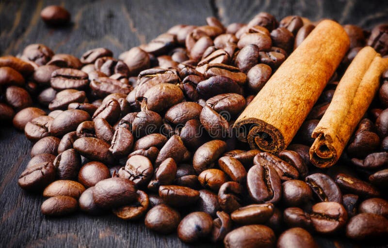 Feijões de café, varas de canela, aroma, café, natural, feijão, especiarias, bebida, alimento, marrom, no fundo de madeira
