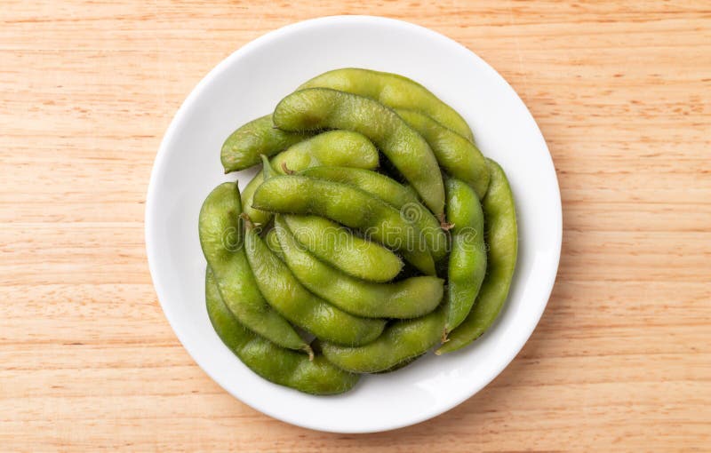 Feijões de edamame cozidos (soja japonesa) imagens de stock