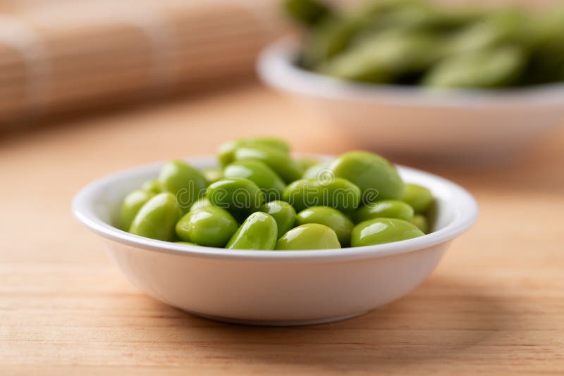 Feijões de edamame cozidos (soja japonesa) imagem de stock