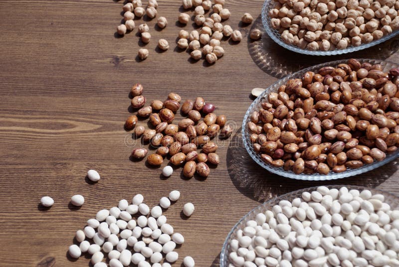 Feijões secados e grão-de-bico misturados fotos de stock