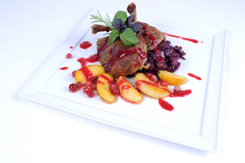 Feine speisende Mahlzeitbratenente mit Äpfeln stockfoto