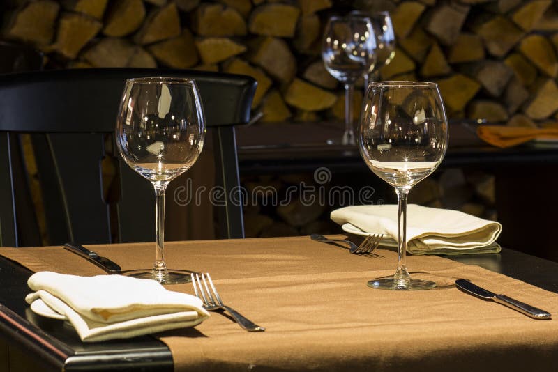 Feines RestaurantAbendtischgedeck lizenzfreie stockfotos Feines RestaurantAbendtischgedeck lizenzfreie stockfotos
