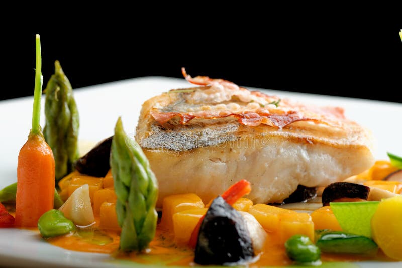Feines Speisen, Weißfischleiste paniert in den Kräutern und Gewürz mit gegrilltem Speck stockfotos Feines Speisen, Weißfischleiste paniert in den Kräutern und Gewürz mit gegrilltem Speck stockfotos