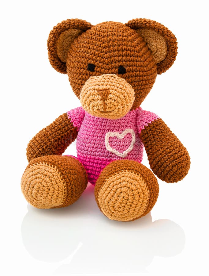 Feito a mão bonito faz crochê a boneca do urso no fundo branco com reflexão da sombra imagem de stock Feito a mão bonito faz crochê a boneca do urso no fundo branco com reflexão da sombra imagem de stock