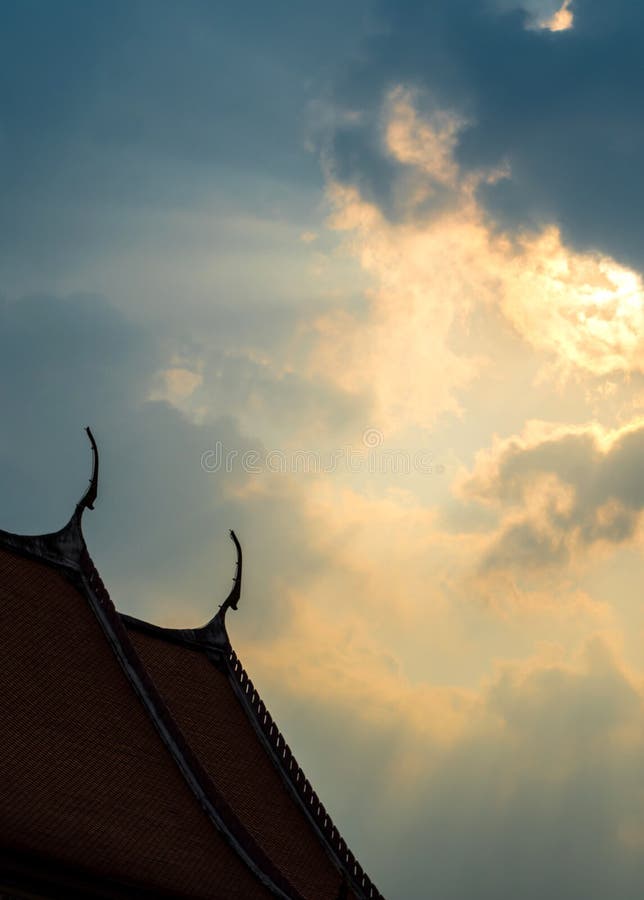 Feixe de Sun atrás das nuvens do por do sol sobre o templo budista imagens de stock Feixe de Sun atrás das nuvens do por do sol sobre o templo budista imagens de stock