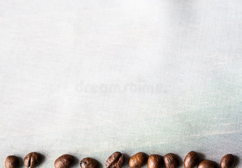 Feld gemacht von den Kaffeebohnen lokalisiert auf Weiß lizenzfreie stockfotografie Feld gemacht von den Kaffeebohnen lokalisiert auf Weiß lizenzfreie stockfotografie