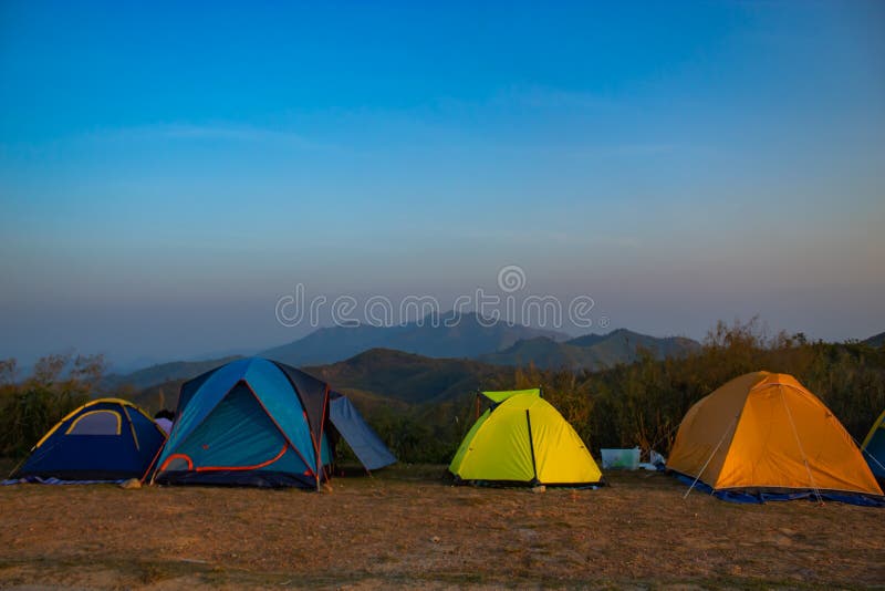 Feld-Zelt der Touristen auf dem Hügel Berg-Nern Chang Suek