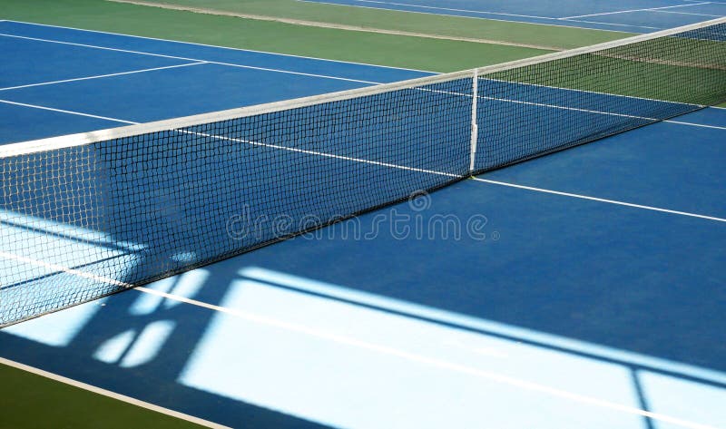 Felder des Tennisgerichtes net stockfotografie Felder des Tennisgerichtes net stockfotografie