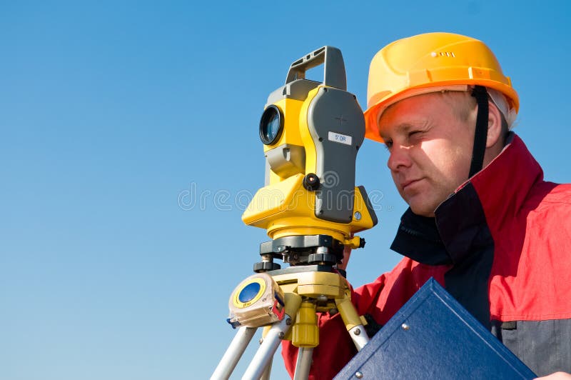 Feldmesser, welches das thedolite betrachtet stockfotos Feldmesser, welches das thedolite betrachtet stockfotos
