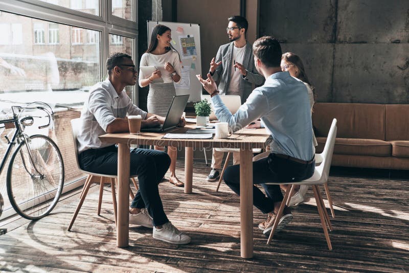 Felice di lavorare insieme Due giovani colleghi che conducono un busine immagini stock libere da diritti Felice di lavorare insieme Due giovani colleghi che conducono un busine immagini stock libere da diritti