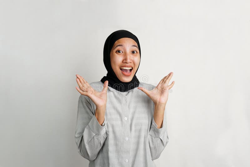 Felice donna del Sud Est asiatico che sorride un'espressione allegra con un grande sorriso. Ritratto da studio con vibrazioni posi fotografia stock