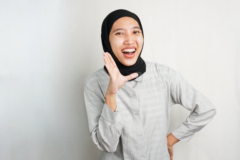 Felice donna del Sud Est asiatico che sorride un'espressione allegra con un grande sorriso. Ritratto da studio con vibrazioni posi immagini stock libere da diritti