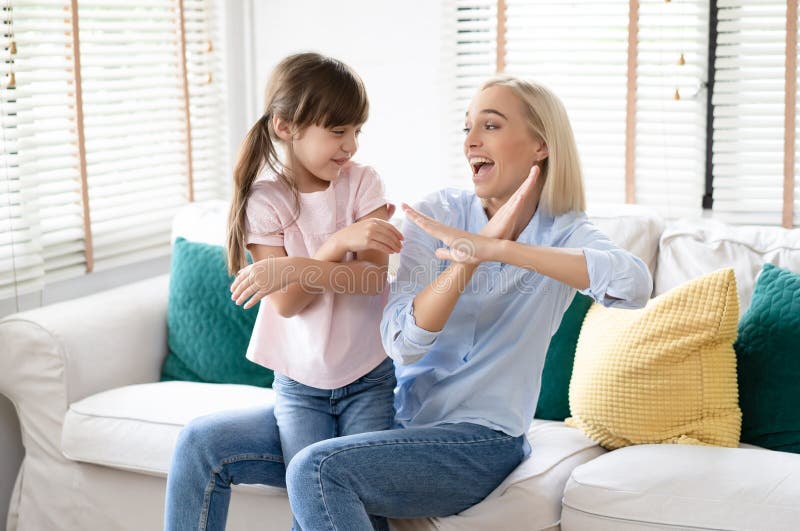 Felice giorno della mamma!Divertente ritratto di madre sorridente e suo figlio immagini stock Felice giorno della mamma!Divertente ritratto di madre sorridente e suo figlio immagini stock