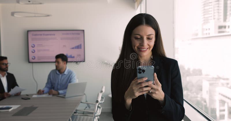 Felice giovane donna dirigente latino che scrive smartphone stock footage