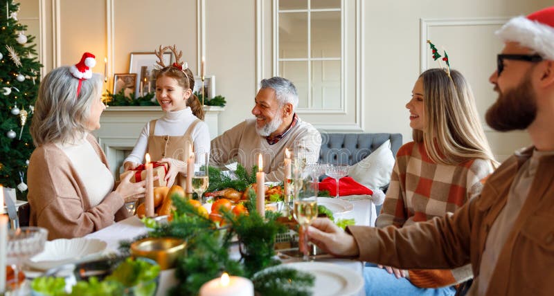 Felice grande famiglia con i bambini che scambiano regali la mattina di natale a casa immagini stock