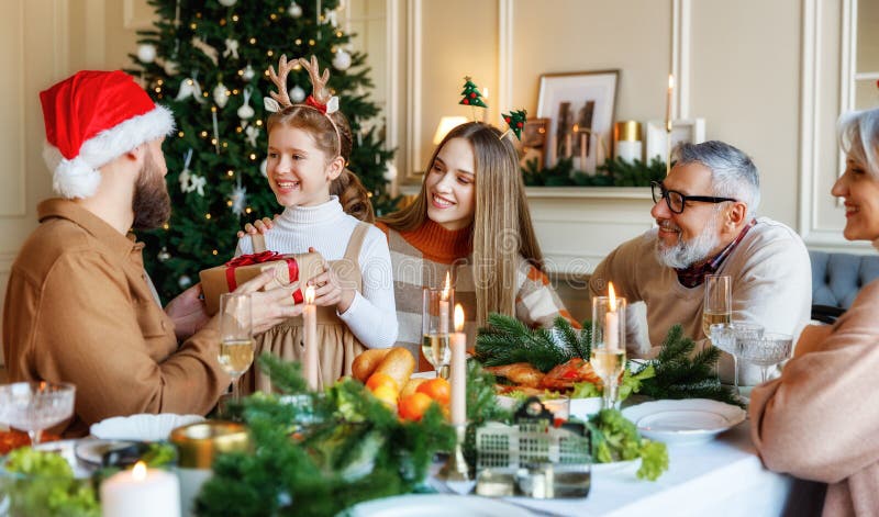 Felice grande famiglia con i bambini che scambiano regali la mattina di natale a casa fotografia stock libera da diritti