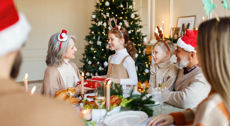 Felice grande famiglia con i bambini che scambiano regali la mattina di natale a casa fotografie stock
