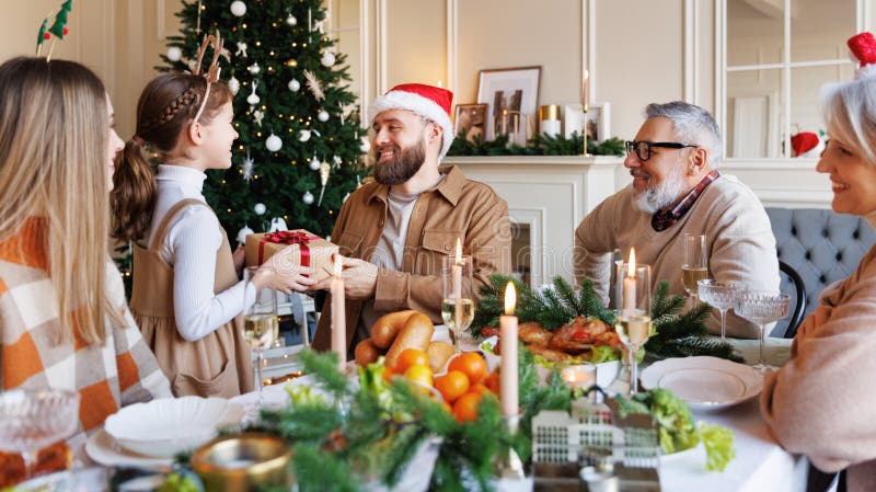 Felice grande famiglia con i bambini che scambiano regali la mattina di natale a casa fotografia stock