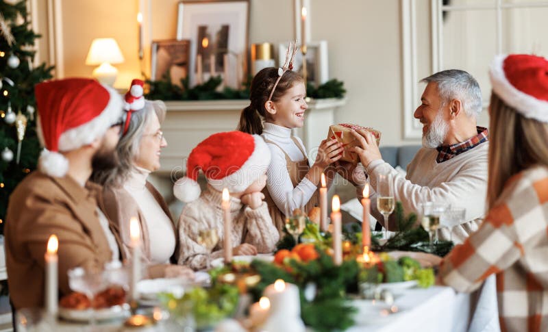 Felice grande famiglia con i bambini che scambiano regali la mattina di natale a casa fotografie stock