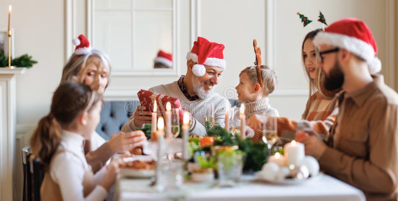 Felice grande famiglia con i bambini che scambiano regali la mattina di natale a casa immagini stock libere da diritti