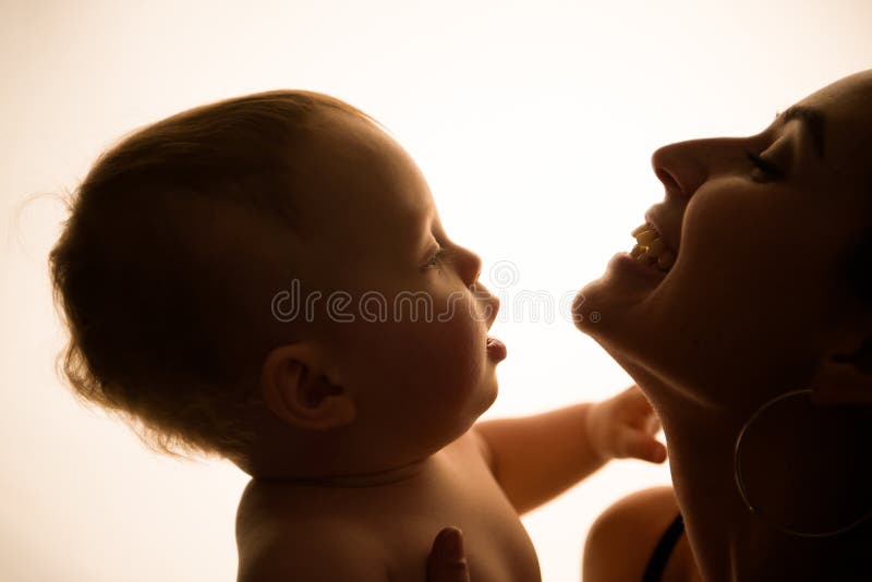 Felice madre, con il bambino che si diverte insieme sullo sfondo di una scatola luminosa. immagine stock libera da diritti