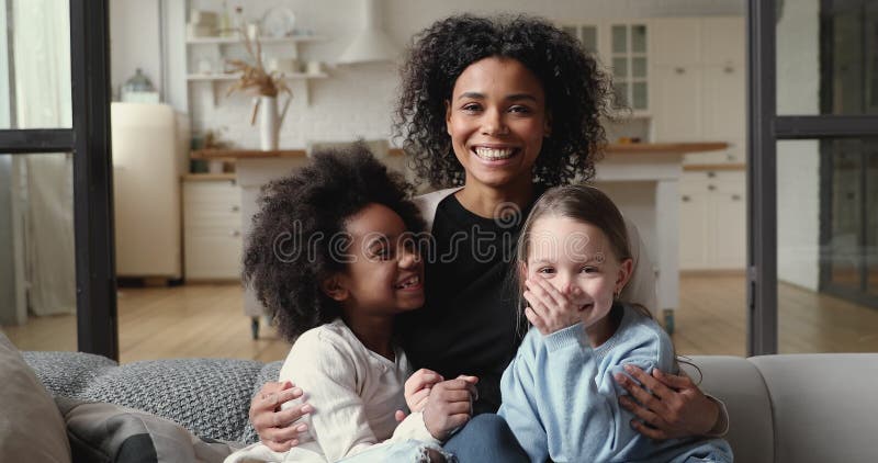 Felice matrimonio di mamma di famiglia che abbraccia diverse figlie a casa video d archivio