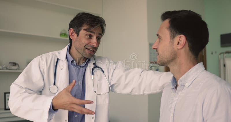Felice medico ispanico di mezza età che aiuta il paziente video d archivio