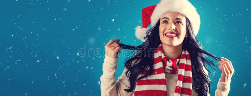 Felice ragazza con cappello di santa nella notte di neve fotografia stock libera da diritti