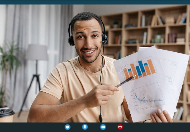 Felice uomo d'affari arabo in teleconferenza con colleghi di casa che mostrano report con grafici e grafici fotografia stock libera da diritti