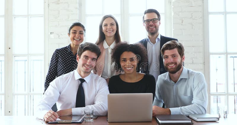 Felices muestras de equipos multirraciales recomiendan software corporativo almacen de video