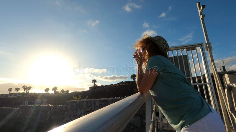 Felices y alegres personas disfrutan de vacaciones de verano