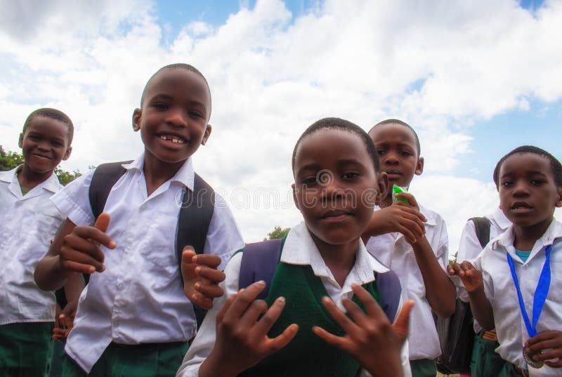 Felici ragazzi africani neri in uniforme scolastica sorridenti e felici di una pausa. Un'immagine positiva della diversità dell'is fotografia stock