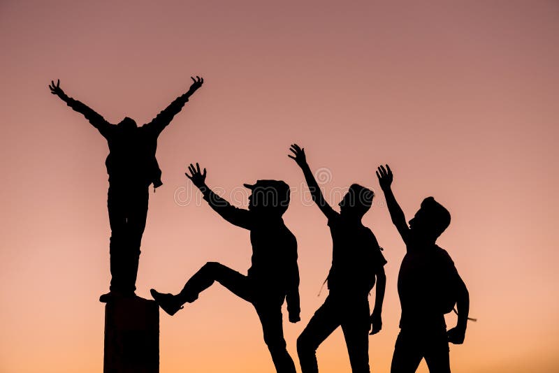 Felicidad y éxito de la parte grupo acertado de la amistad imagen de archivo Felicidad y éxito de la parte grupo acertado de la amistad imagen de archivo