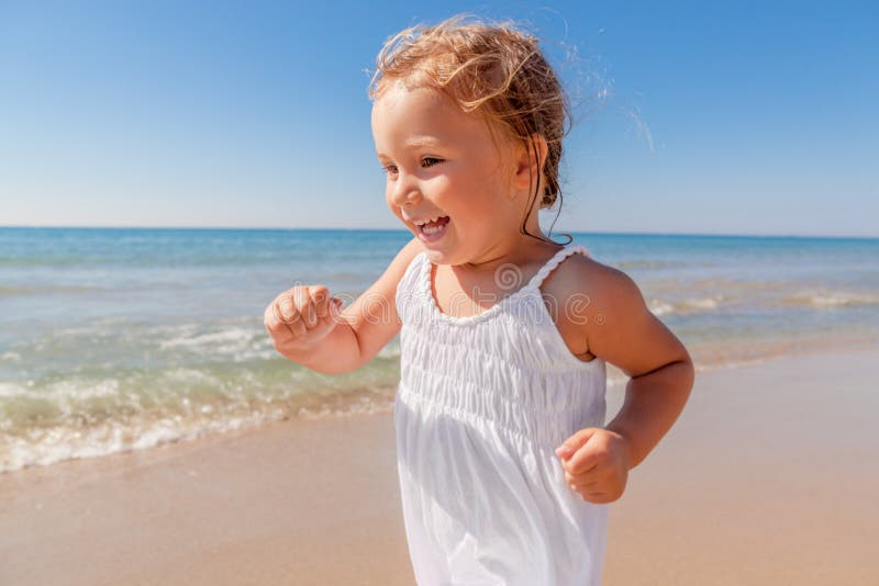 Menina Alegre Voa Papagaio Praia Desfrutando Jogos Ativos Livre Atividades  fotos, imagens de © Anna_Om #664359596