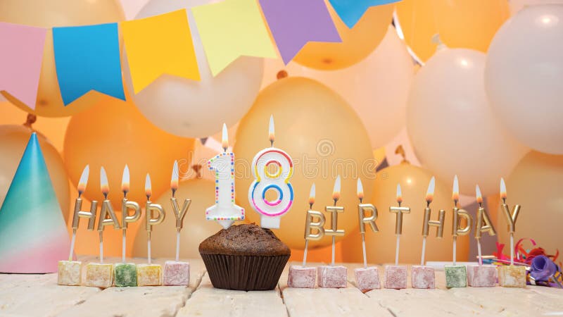 Bolo Bonito No Aniversário Da Menina Por 18 Anos Foto de Stock - Imagem de  flor, padaria: 136077638