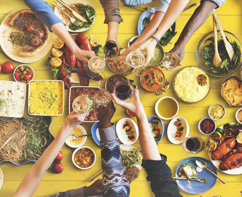 Felicità degli amici che gode del concetto di cibo di Dinning fotografia stock libera da diritti Felicità degli amici che gode del concetto di cibo di Dinning fotografia stock libera da diritti