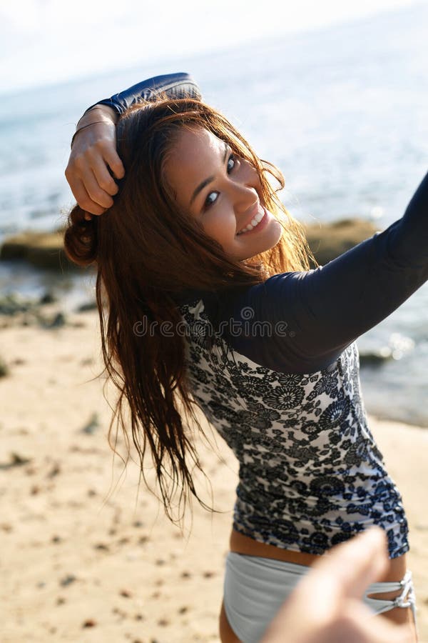 Felicità di estate Donna divertendosi sulla spiaggia Vita attiva sana immagini stock Felicità di estate Donna divertendosi sulla spiaggia Vita attiva sana immagini stock