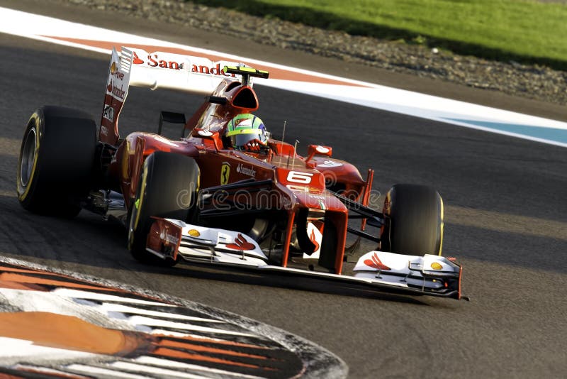 Felipe Massa автомобиль в угол Феррари F1 на следе гонки Абу-Даби Марины Yas стоковая фотография Felipe Massa автомобиль в угол Феррари F1 на следе гонки Абу-Даби Марины Yas стоковая фотография