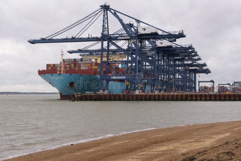 FELIXSTOWE, ROYAUME-UNI - 29 DÉCEMBRE 2018 : La ligne navire porte-conteneurs Mette Maersk de Maersk s'est accouplée au port de F photos libres de droits FELIXSTOWE, ROYAUME-UNI - 29 DÉCEMBRE 2018 : La ligne navire porte-conteneurs Mette Maersk de Maersk s'est accouplée au port de F photos libres de droits
