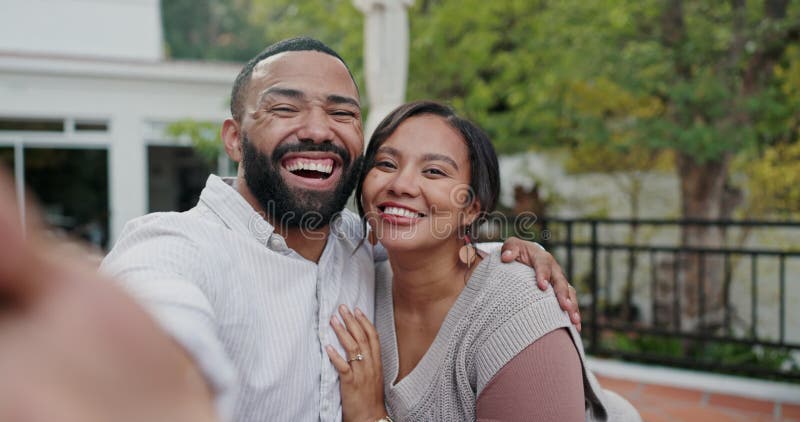 Feliz abrazo de pareja y amor con el selfie en la naturaleza para una cita de unión o fotografía juntos. Retrato o joven y almacen de video
