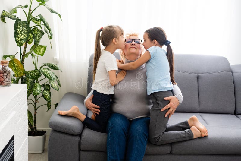 Feliz Abuela Madura Mediana Y Pequeña Preescolar Dos Nietas Divirtiéndose Jugando En Casa Foto