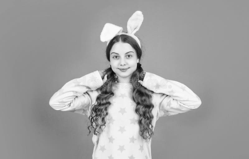 Feliz adolescente de Pascua en orejas de conejo y pascua de pijama foto de archivo