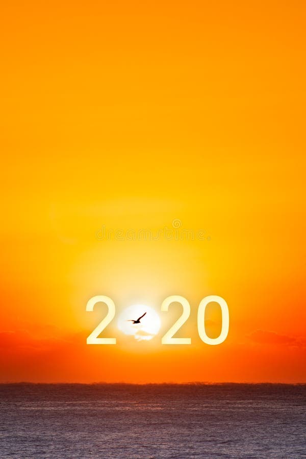 Feliz Ano Novo 2020 Belo nascer do sol sobre o oceano foto de stock Feliz Ano Novo 2020 Belo nascer do sol sobre o oceano foto de stock