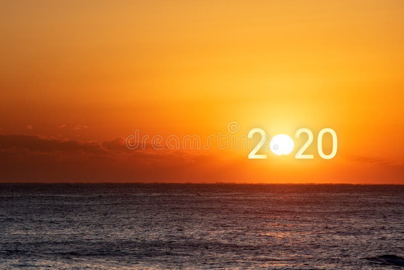 Feliz Ano Novo 2020 Belo nascer do sol sobre o oceano foto de stock royalty free Feliz Ano Novo 2020 Belo nascer do sol sobre o oceano foto de stock royalty free