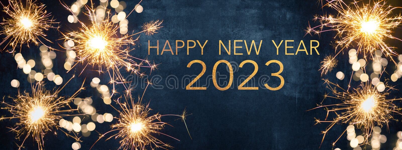 Feliz ano novo 2023 festas saudando cintiladores de cartões e luzes de bokeh no céu azul escuro Feliz ano novo 2023 festas saudando cintiladores de cartões e luzes de bokeh no céu azul escuro