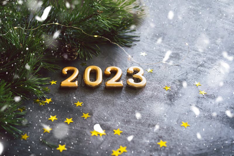 Feliz Ano Novo 2023. Fundo De Natal Com Cone E Decorações De Natal. Foto de  Stock - Imagem de véspera, cones: 257208772