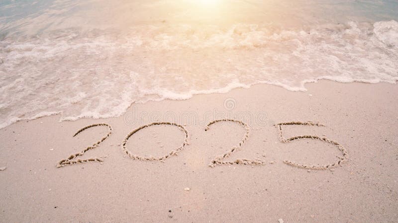 Feliz ano novo 2025. número 2024 escreve em sandy Beach ocean wave mudança para 2025. contagem regressiva para o feliz ano novo foto de stock