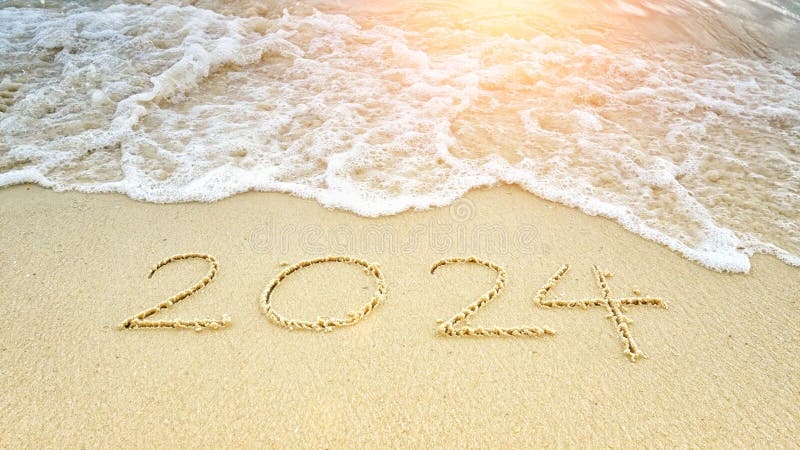 Feliz ano novo 2024. número 2024 escreve na praia de Sandy com ondas de oceano onduladas com bolha branca. contagem regressiva par fotografia de stock royalty free